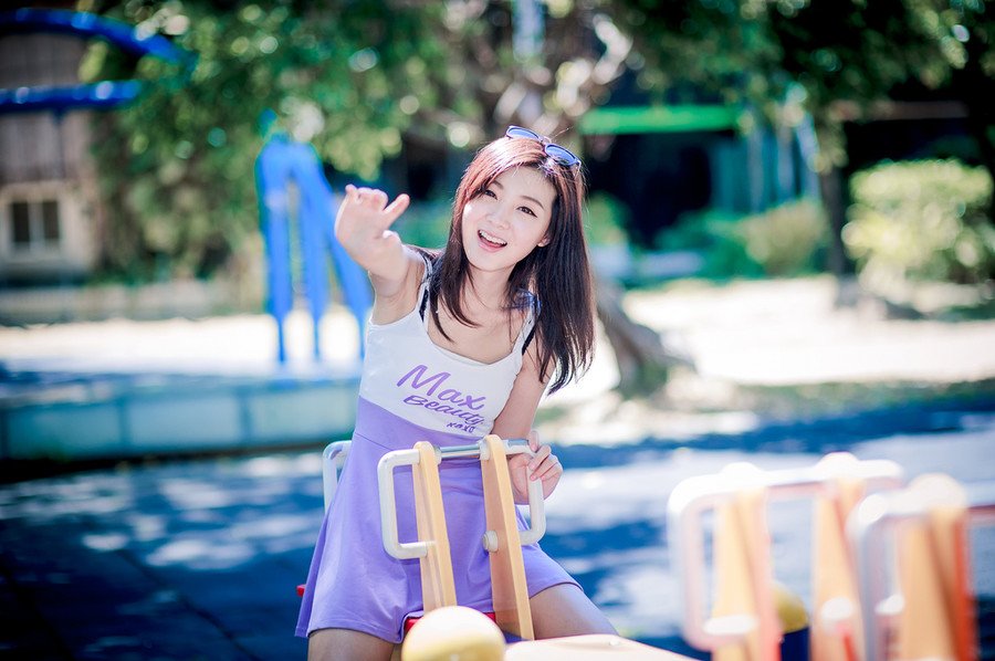 “多谢将军好意。”刘璋点点头，其实也没什么好收拾的，之前收拢的财富他是不能带走的，也只有招呼了家人妻子，便要上路。